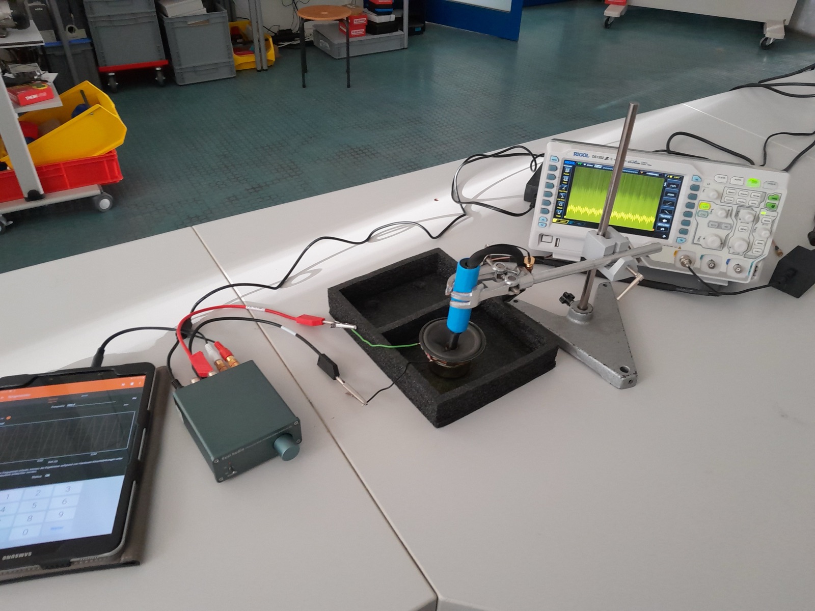 Lautsprecher-Aufbau mit NV-Sensor am Oszilloskop